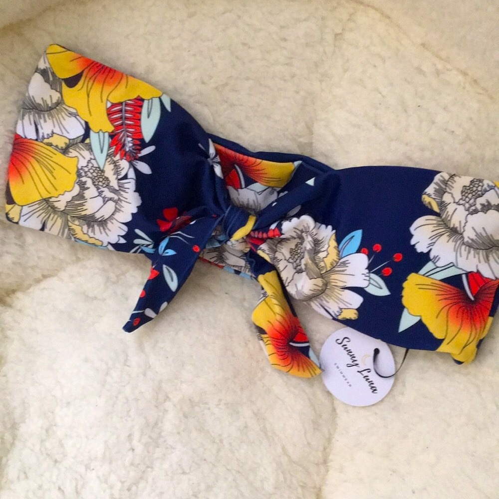 Last one!✨Navy floral bikini bandeau top